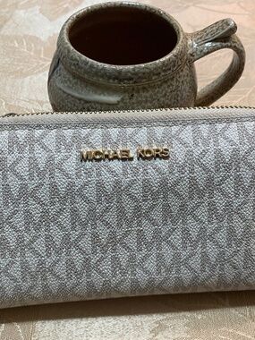 Michael Kors wallet wristlet